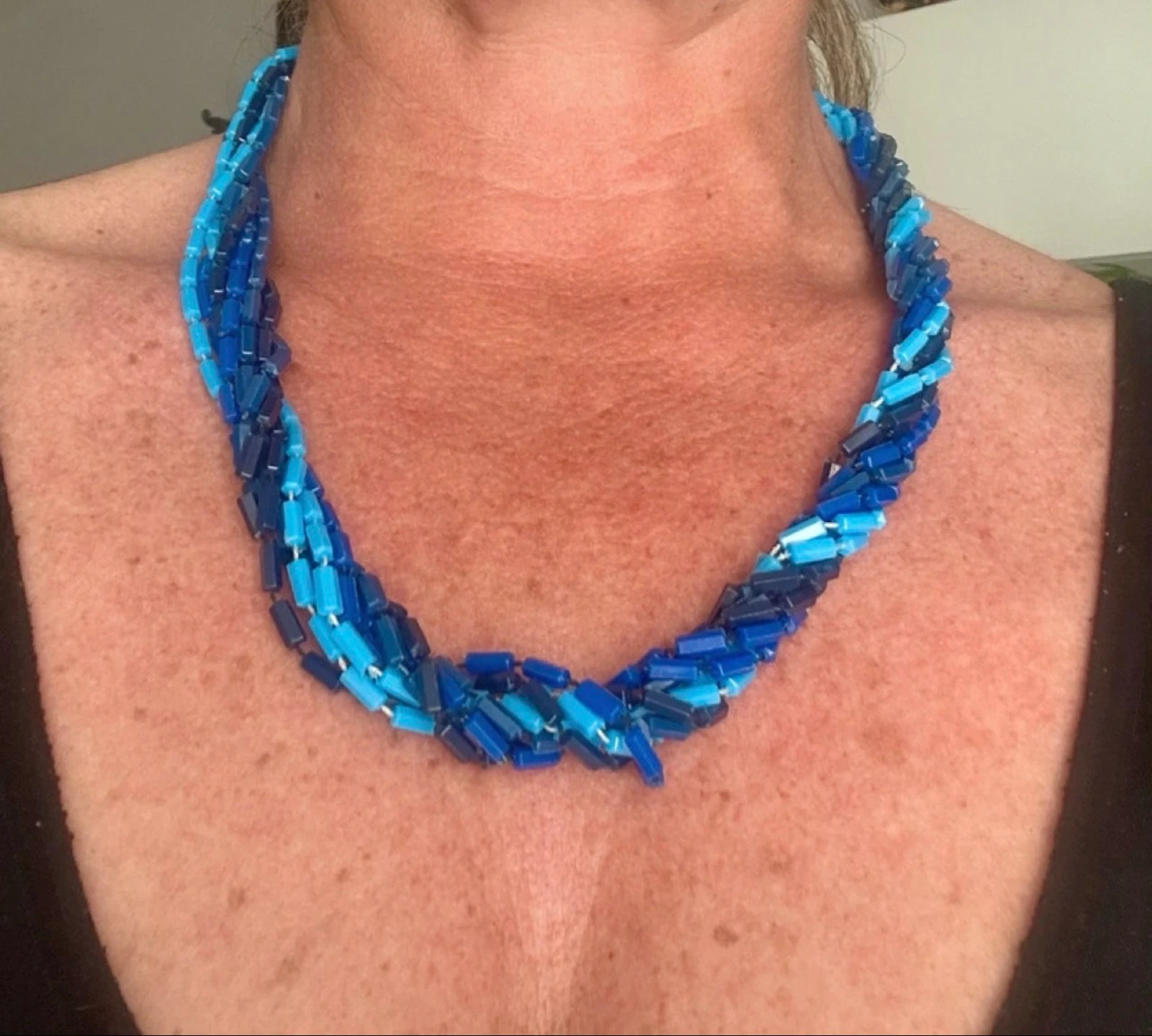 Collar azul vintage multifila · dos posiciones